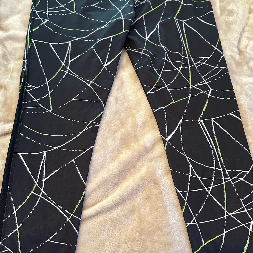 Geometric Patterned Leggings - Picture 5 of 10